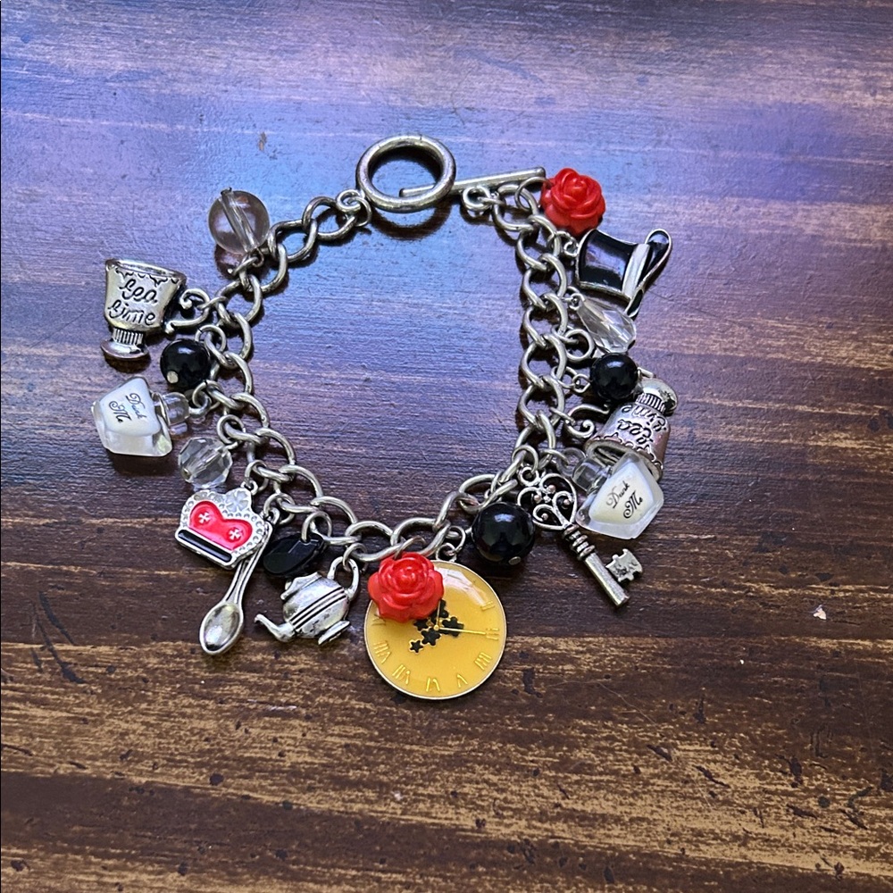 ♥️♠️Alice In Wonderland♦️♣️Charm Bracelet